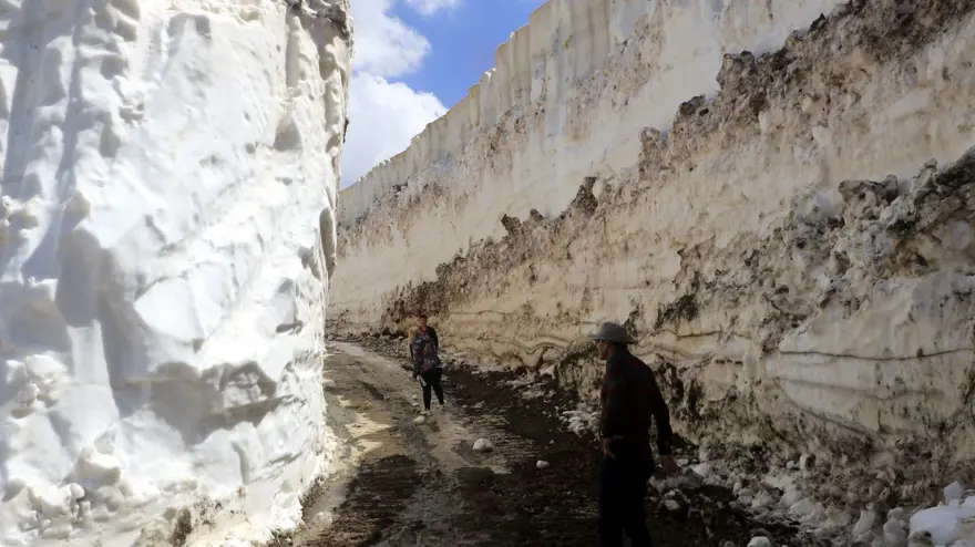 Yüksekova'da, mayıs sonu 8 metrelik karla mücadele 7