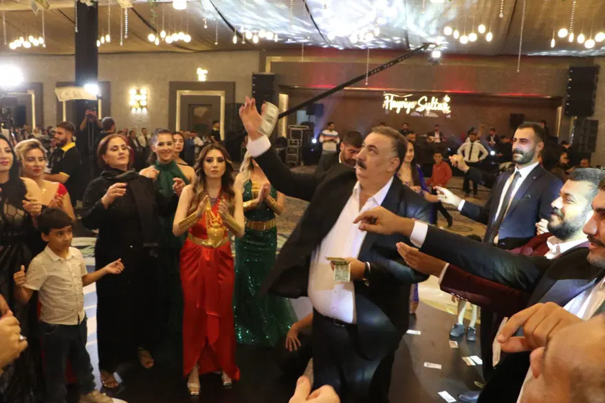 Düğünde dolarlar havada uçuştu: Geline 7 kilo altın takıldı 18
