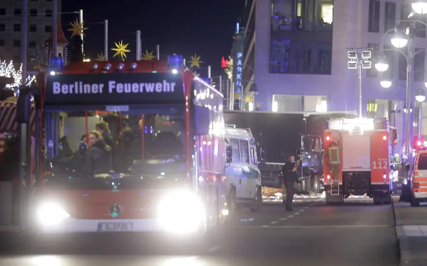 SON DAKİKA... Almanya'nın başkenti Berlin'de Noel pazarına TIR girdi 8