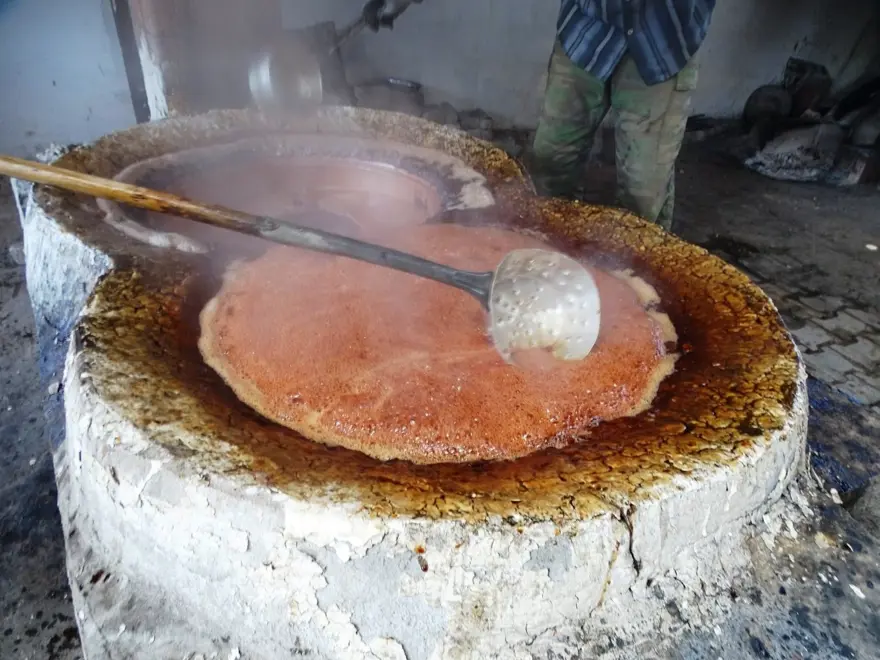 4 saat kazanlarda kaynatılıp, 24 saat dinlendiriliyor: Eski usulle yapımı sürüyor 4 4 saat kazanlarda kaynatılıp, 24 saat dinlendiriliyor: Eski usulle yapımı sürüyor 4