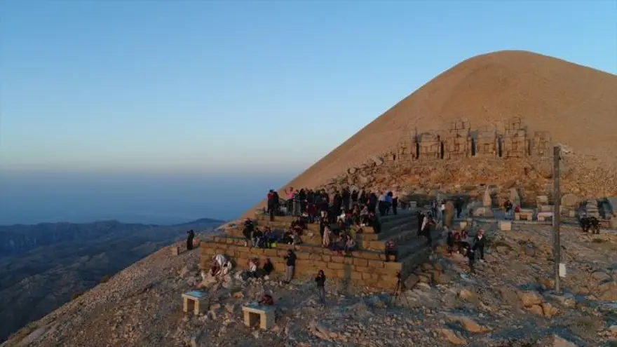 nemrut dağı, nemrut heykelleri, nemrut heykelleri nerede, nemrut dağı milli parkı, güneşin doğuşunun ve batışının en güzel olduğu yerler, adıyaman gezilecek yerler, seyahat, gezi, tatil 3