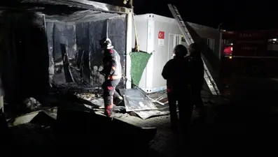 Konteyner kentte yangın: Alevlere uykuda yakalandılar