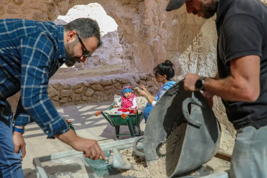 Arkeolog çiftin bebeği Sarya Hasankeyf kazı ekibinin neşe kaynağı oldu 14 Arkeolog çiftin bebeği Sarya Hasankeyf kazı ekibinin neşe kaynağı oldu 14