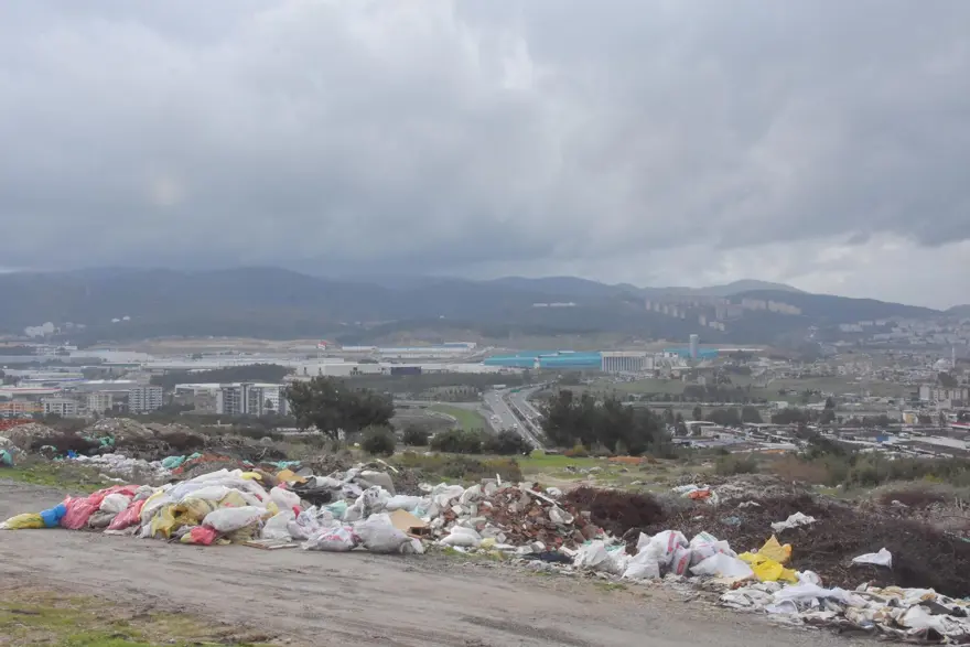 Yeşillik alanı kaçak döküm sahasına çevirdiler 2