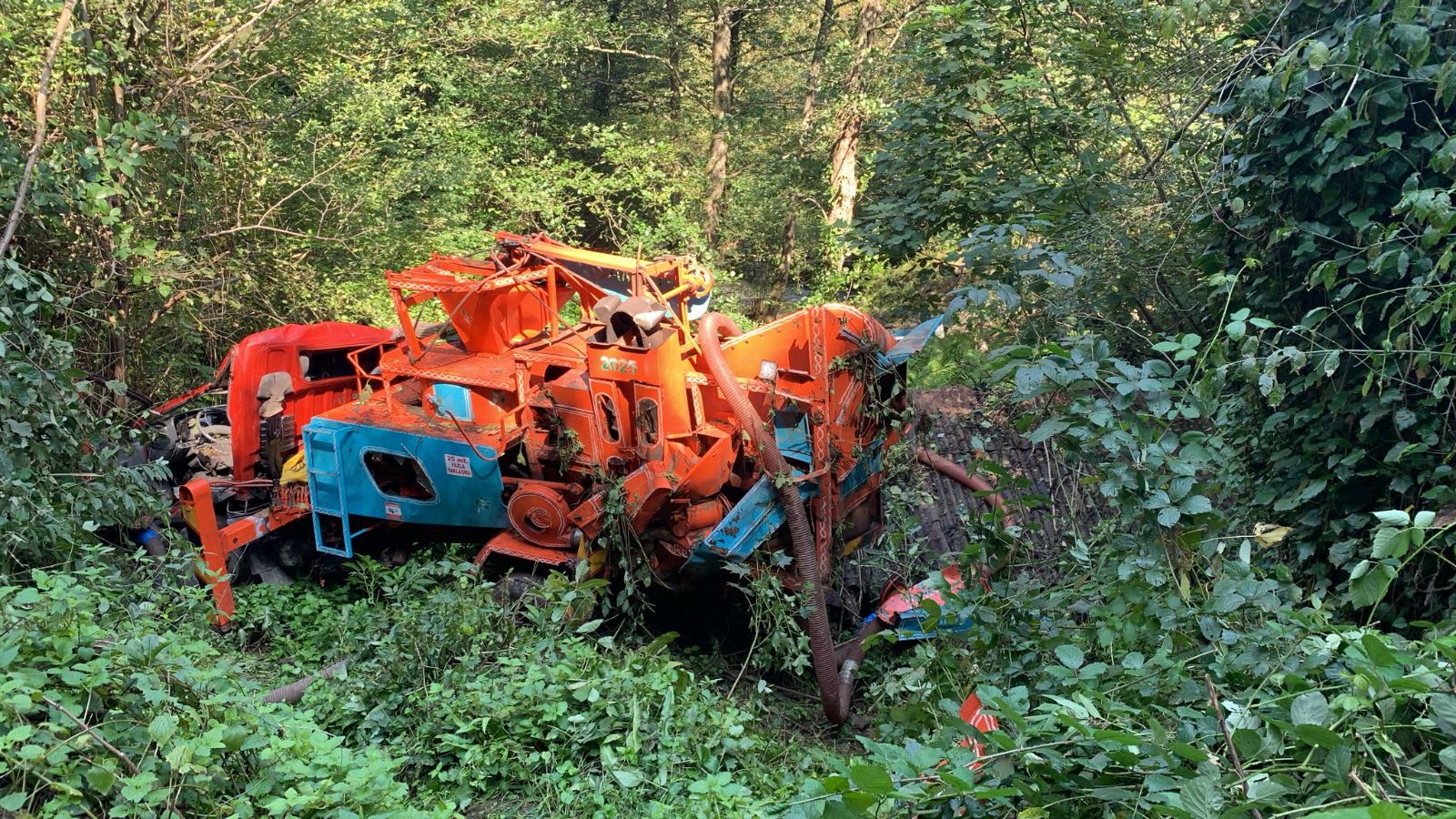 Giresun'da kamyon uçuruma yuvarlandı, sürücü öldü