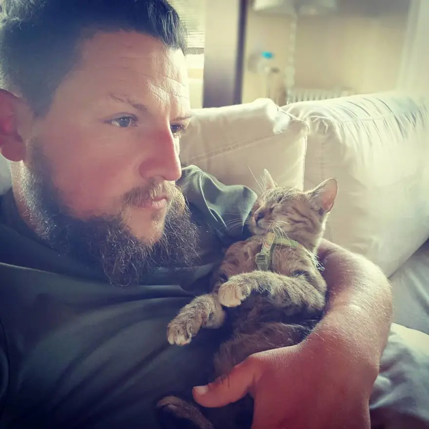 Yolda bulduğu kediyle dünya turu yaptı 3