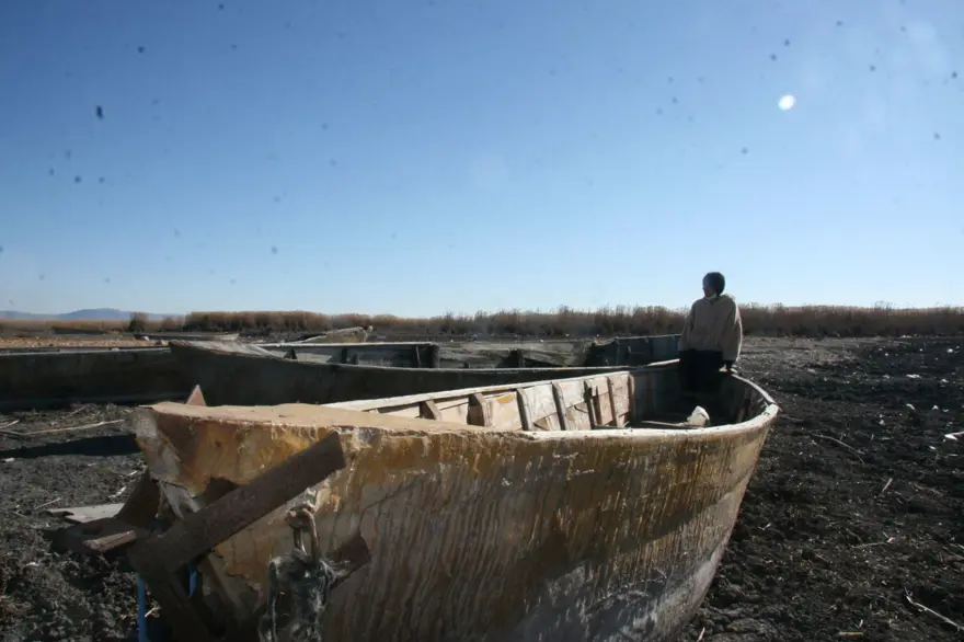 Eber Gölü'ndeki suların çekilmesiyle kayık mezarlığı oluştu 6