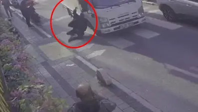 Pes dedirten görüntüler: Tartıştığı İETT şoförünü kamyonetiyle ezdi