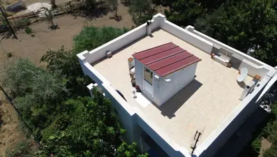 Ezan sesini duyabilmek için yaptı: Evinin çatısına taktırdı