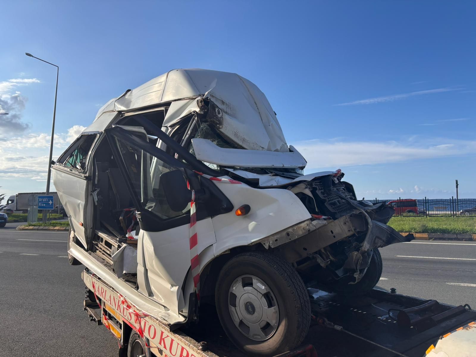 Trafik ışıklarında bekleyen minibüse TIR çarptı: 15 yaralı