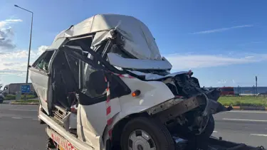 Trafik ışıklarında bekleyen minibüse TIR çarptı: 15 yaralı