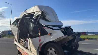 Trafik ışıklarında bekleyen minibüse TIR çarptı: 15 yaralı