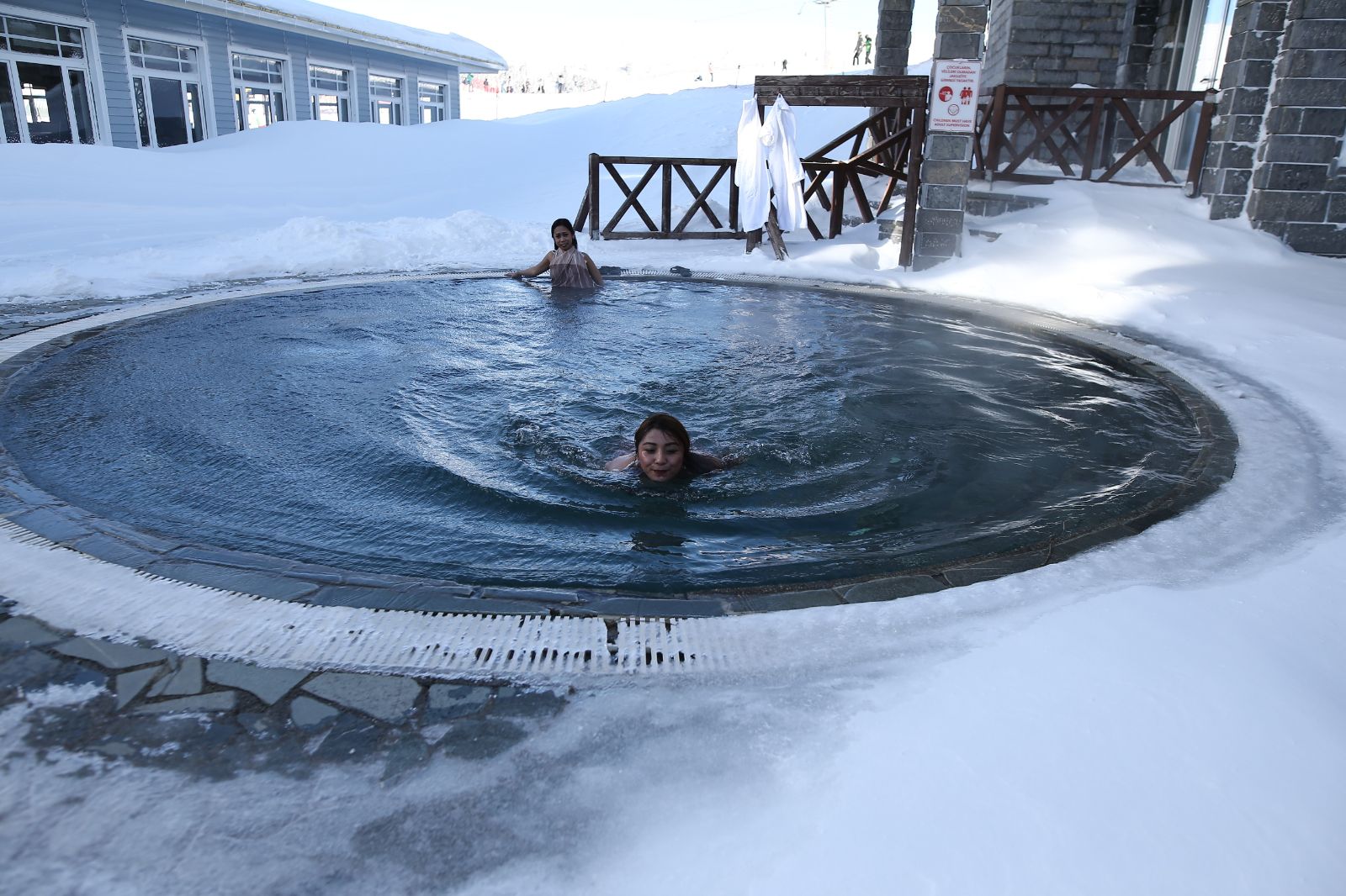 Uludağ'da turistlerin kar üstünde hamam sefası