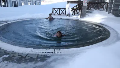 Uludağ'da turistlerin kar üstünde hamam sefası
