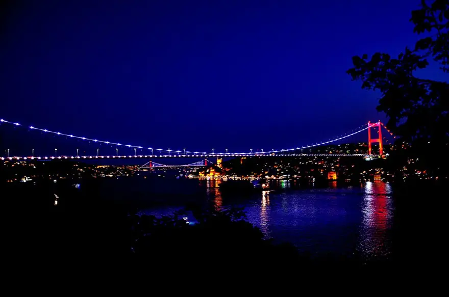 İstanbul'un tarihi simgeleri Milli Takım'a destek için Kırmızı-Beyaza büründü 22