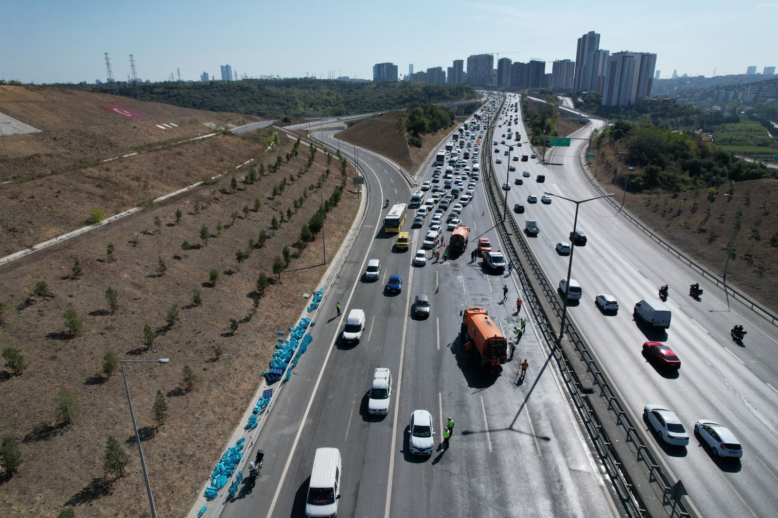 Kamyondan düşen cam damacanalar trafiği kilitledi