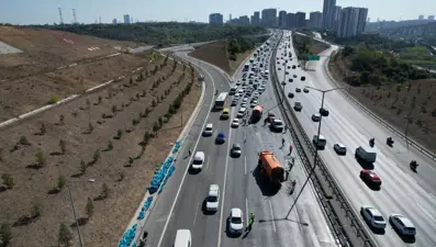 Kamyondan düşen cam damacanalar trafiği kilitledi