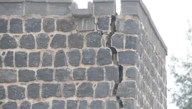 Cizre'de tarihi Abdaliye Medresesi'nin duvarı tehlike saçıyor