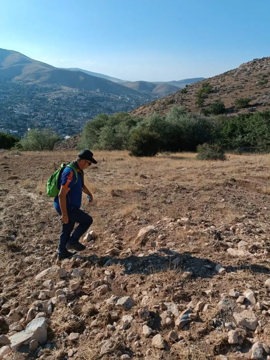 Kayıp olarak aranan genç, ağacın altında uyurken bulundu 1