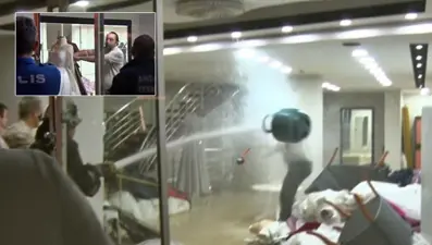 Eşinin mağazasını basıp gelinlikleri yakmaya çalıştı: Tazyikli suyla durdurdular!