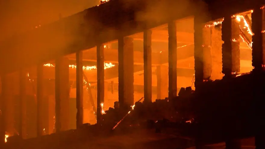 Bursa'da tarihi fabrikada korkutan yangın 8 Bursa'da tarihi fabrikada korkutan yangın 8