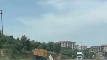 Kontrolden çıkan kamyon karşı yöne daldı