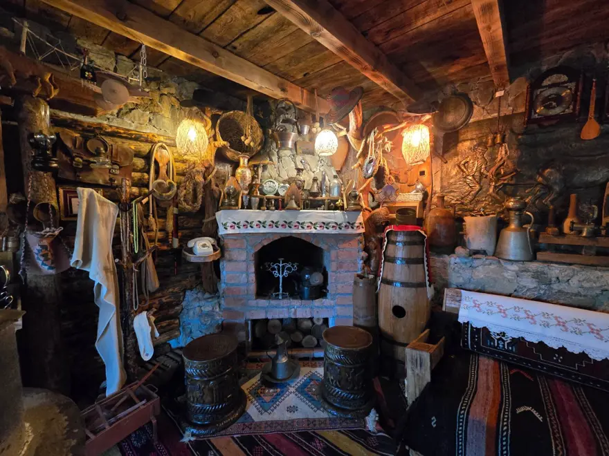 10 parça ile başladı,  2 bin 500 parçayı evinde sergiliyor 