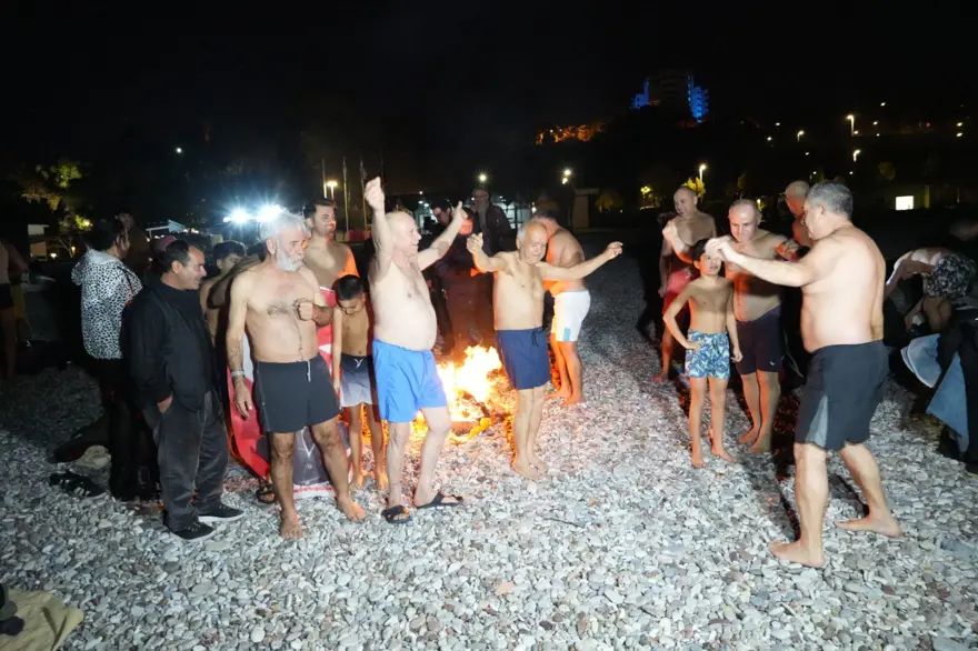 Yeni yıla denizde girdiler: 20 yıldır devam eden gelenek bozulmadı 4