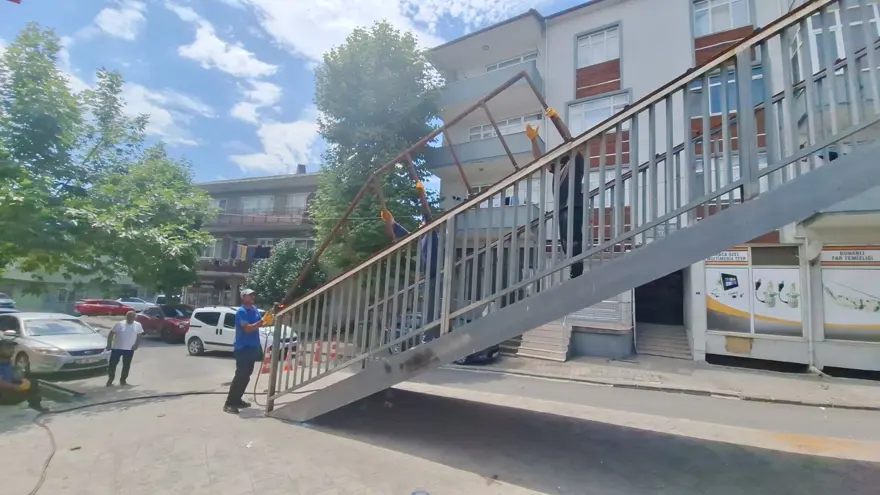 Her gün yüzlerce kişi kullanıyor: Evin içini gören üst geçitiçin yıkım kararı verildi 4