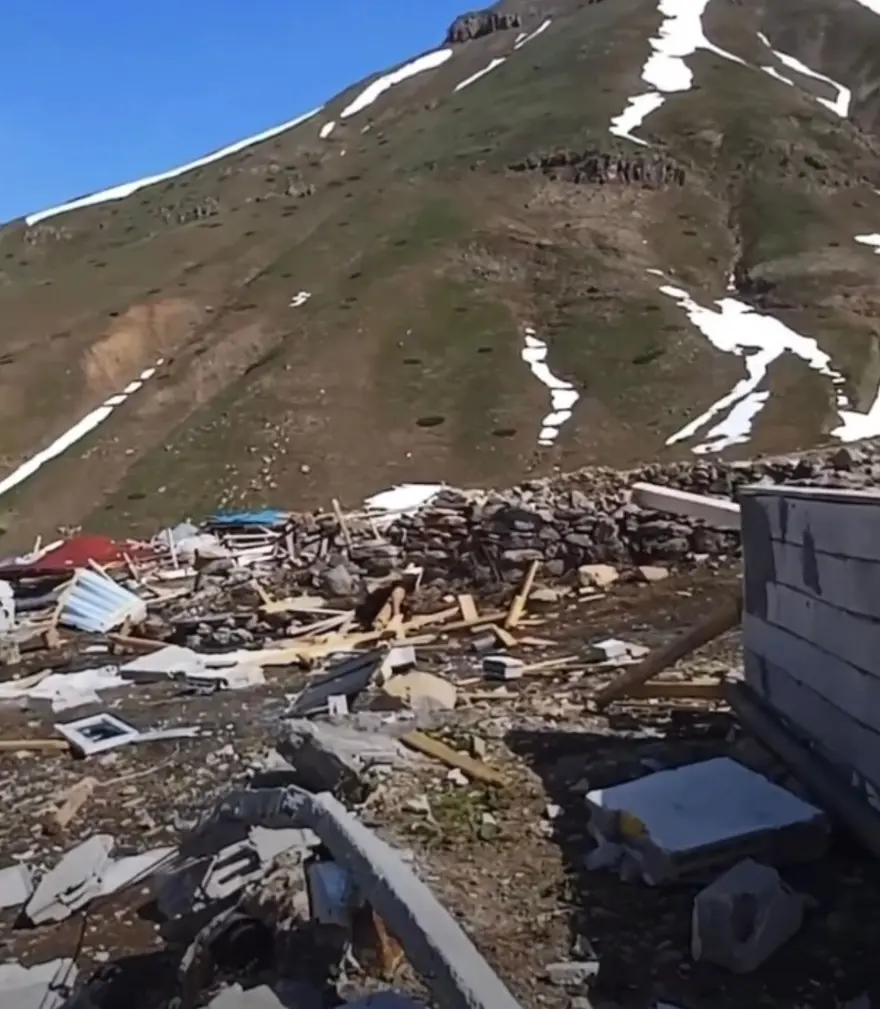 Kar eriyince ortaya çıktı: Sert geçen kış 9 evi yıktı 2