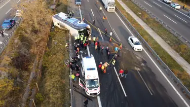 Bolu'da TEM'de yolcu otobüsü devrildi: 3 ölü, 32 yaralı