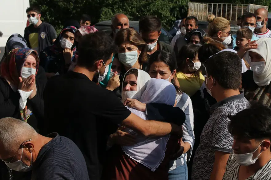 Hüzünlü veda: Pınar Gültekin son yolculuğuna uğurlandı 15