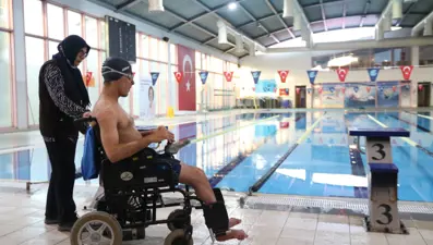 57 yaşındaki fedakar anne: 21 yıldır serebral palsi hastası oğlunu şampiyonluklara taşıyor