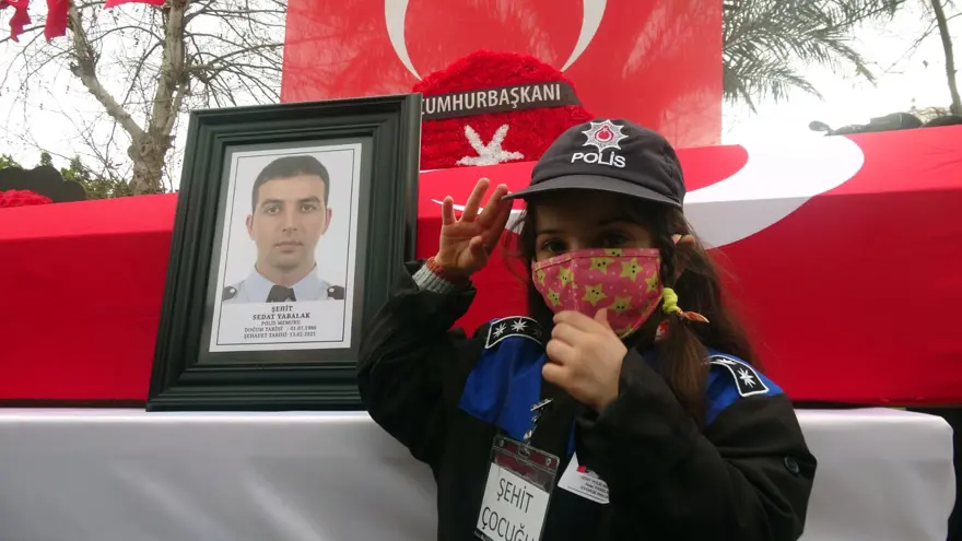 Zeynep Sena, Gara şehidi babası Sedat Yabalak'ı asker selamıyla uğurladı 2