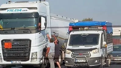 Otoyolda baltalı dehşet: TIR sürücüsünü tehdit etti