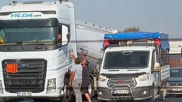 Otoyolda baltalı dehşet: TIR sürücüsünü tehdit etti