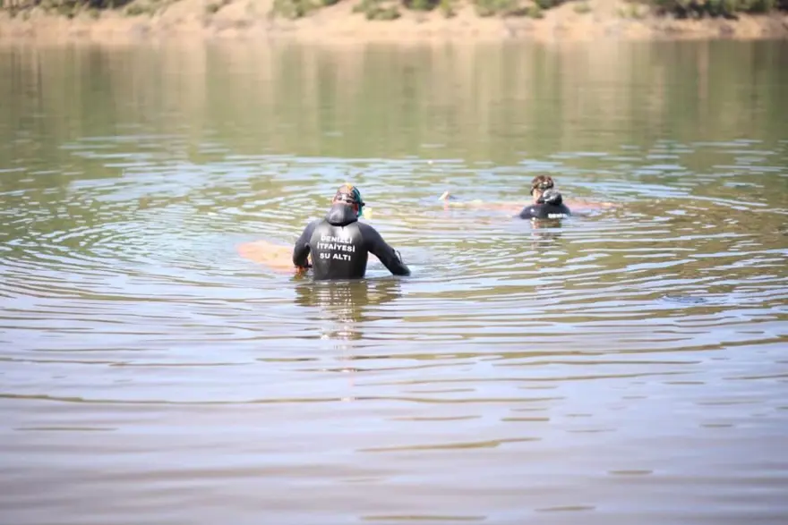 El frenini çekmeyiunuttular, araç göle düştü El frenini çekmeyiunuttular, araç göle düştü