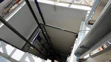 Burdur'da üzerine asansör kasası düşen kişi öldü