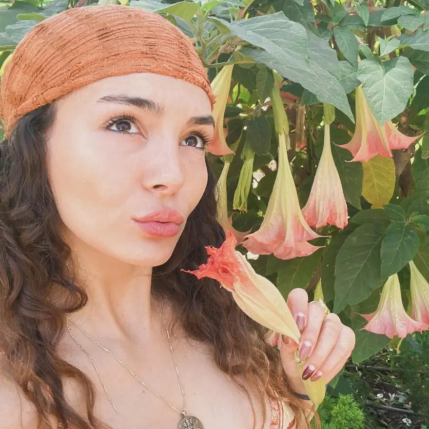 Ünlü oyuncu Ebru Şahin'den Fas pozları 