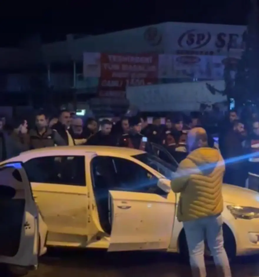 KIRMIZI IŞIKTA DURAN ARACA ATEŞ AÇTI 4 KIRMIZI IŞIKTA DURAN ARACA ATEŞ AÇTI 4