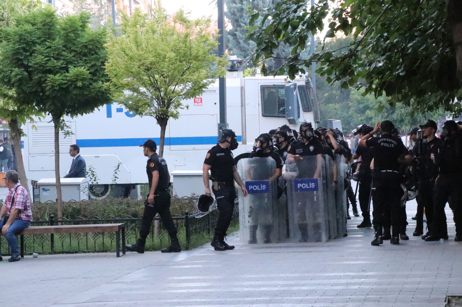 Birçok ilde gösteri yürüyüşü ve açık hava toplantıları yasaklandı