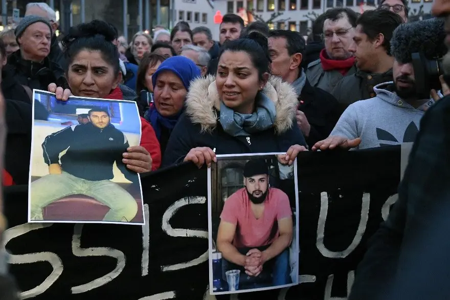 Almanya ırkçı saldırının kurbanlarına ağlıyor 