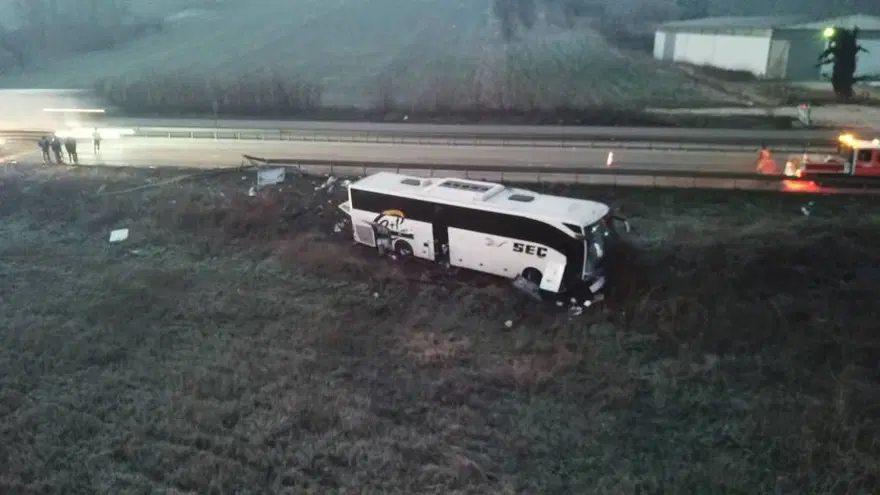 Bursa'da yolcu otobüsü tarlaya uçtu: 12 yaralı 7