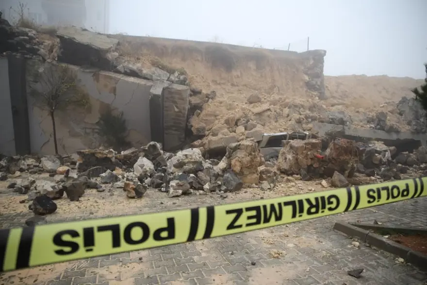 Yoğun yağış sonrası istinat duvarı çöktü, araçlar altındakaldı 2 Yoğun yağış sonrası istinat duvarı çöktü, araçlar altındakaldı 2