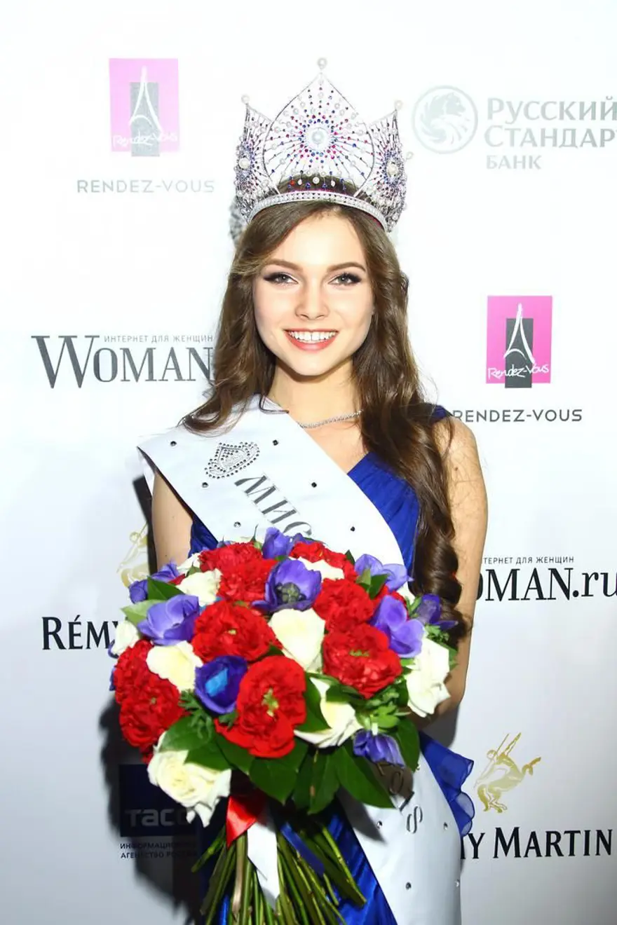 Ayol pornoga yopishib qolgan