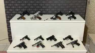 Evde cephanelik çıktı! 16 tabanca, kalem şeklinde suikast silahı...