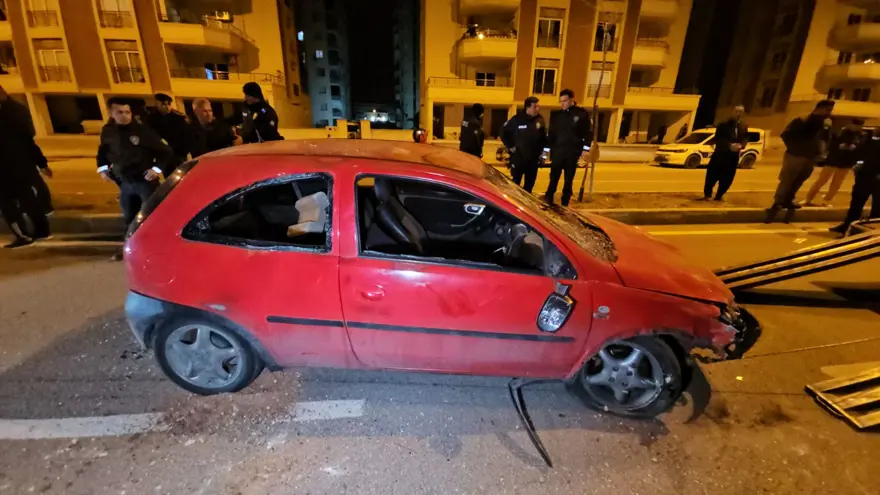 Otomobilin çarptığı motosikletli öldü, yakınları parke taşlarıyla araca saldırdı 3