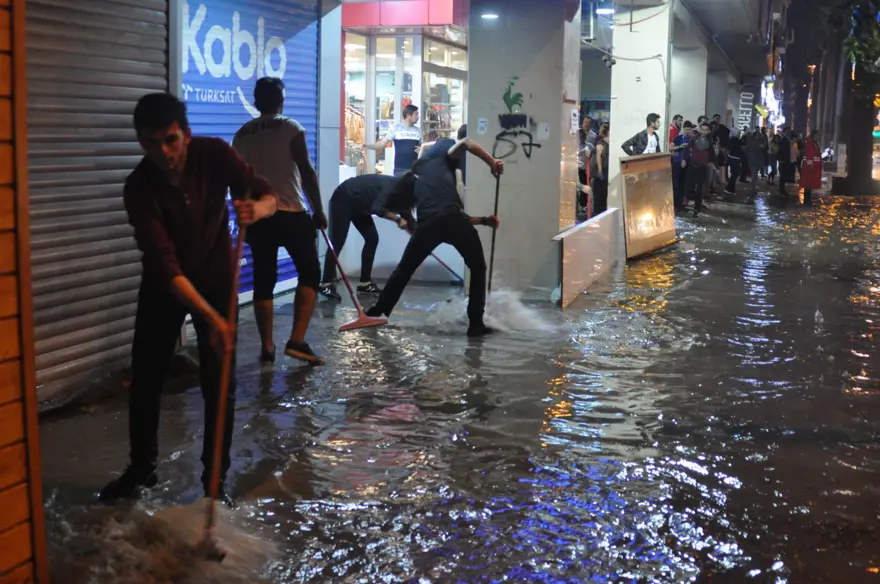 Denizli'de yağış hayatı olumsuz etkiledi 4