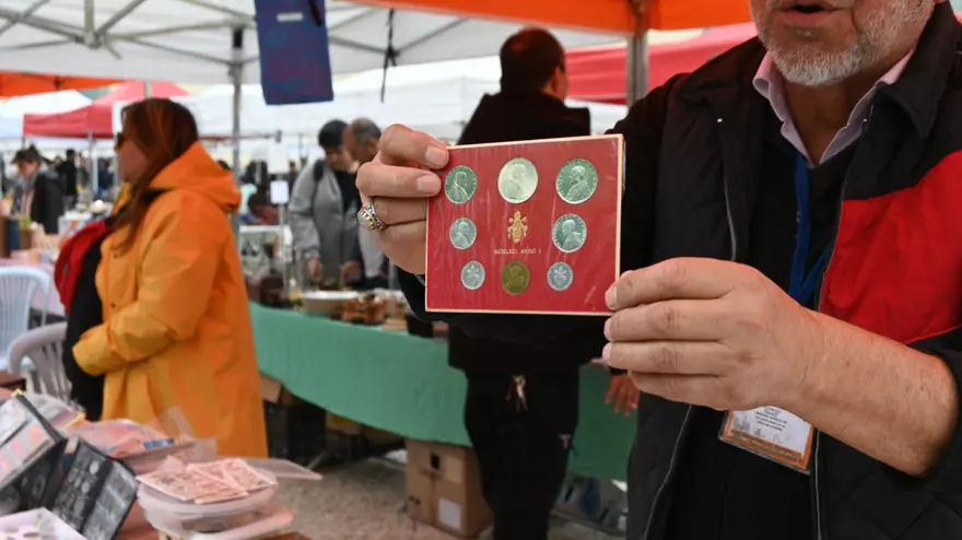 Pazar tezgahında para satıyor: 54 sene biriktirdi şimdi alıcı bekliyor 1