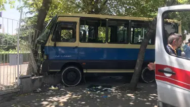 Freni boşalan dolmuş, site korkuluklarına çarptı: Yaralılar var